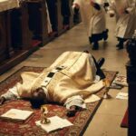 Cameroun : Un prêtre camerounais meurt en pleine louange à Bipindi, un drame qui bouleverse l’Église locale