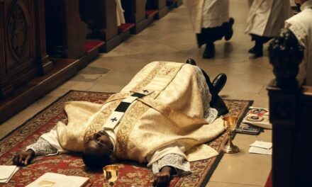 Cameroun : Un prêtre camerounais meurt en pleine louange à Bipindi, un drame qui bouleverse l’Église locale
